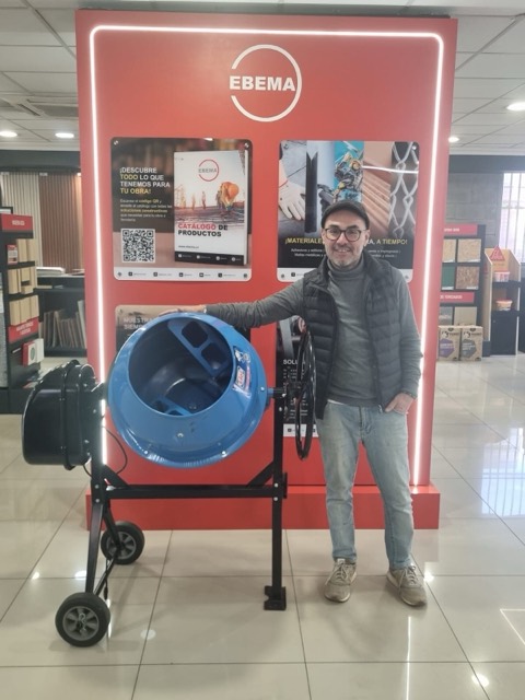 Ferretería ABC SpA, cliente de Cerrillos, recibiendo su premio del Mes del Ferretero