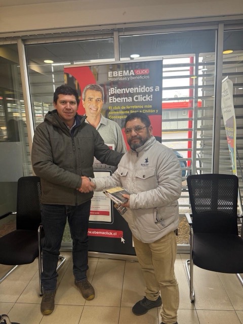 Mauricio Carrasco Sandoval, cliente de Concepción, recibiendo su premio del Mes del Ferretero